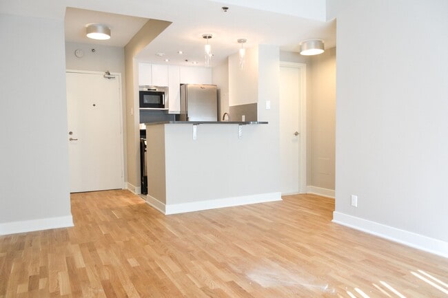 Building Photo - 3455 Rue Aylmer Unit 606