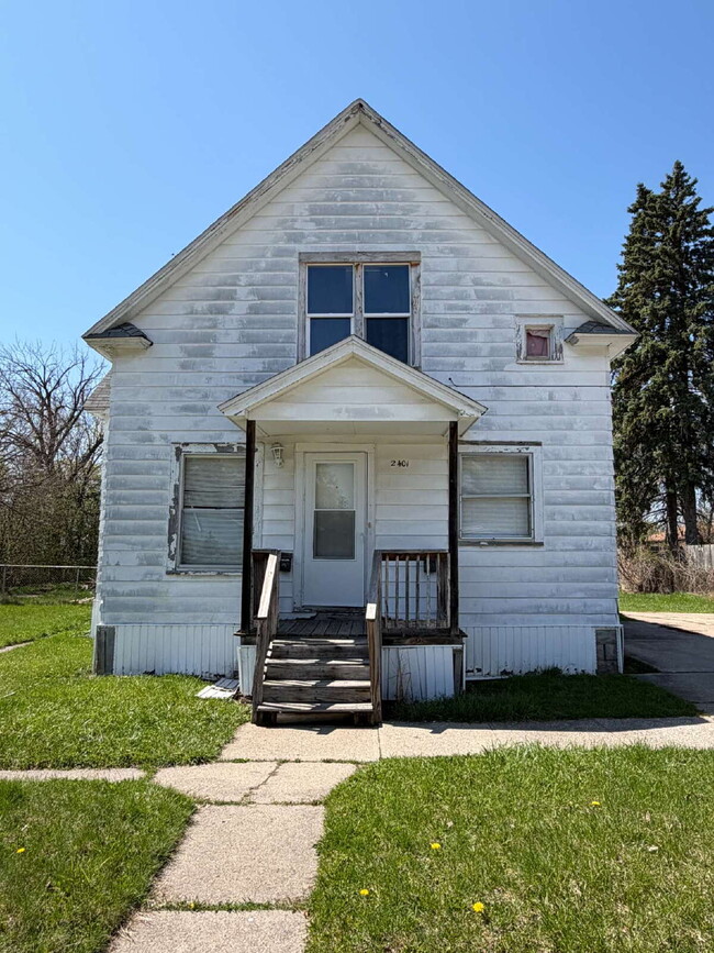 Building Photo - 2 bed, 1 bath Lower Unit 1