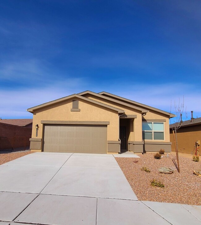 Building Photo - 3 bed 2 bath Large backyard! Newly Built