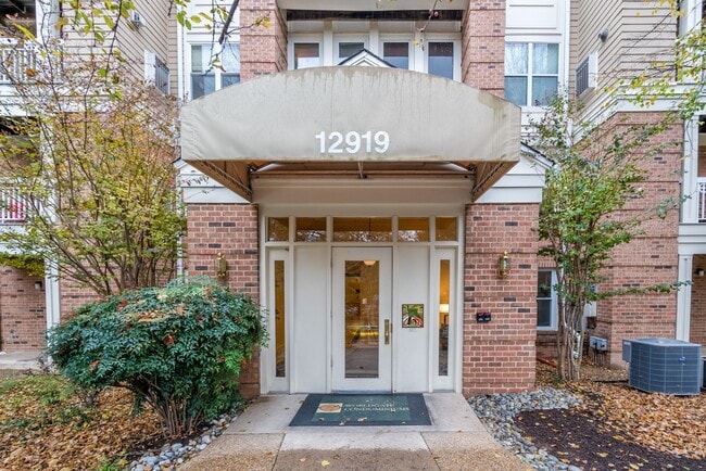 Building Photo - Charming And Well-Maintained 1 Bedr 1 Bath... Rental