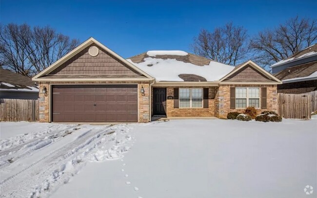 Building Photo - Charming 3 Bed, 2 Bath Home | Fenced Yard ...
