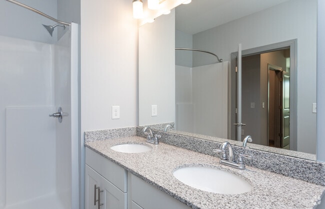 2BR, 2BA - 1043SF - Master Bathroom