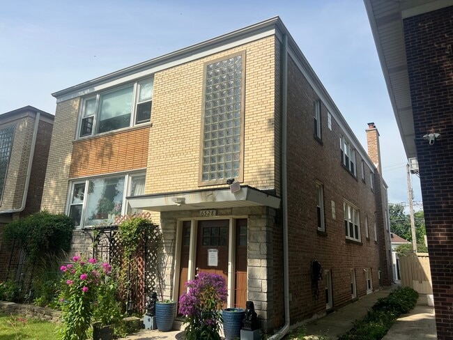 Building Photo - 6528 N Rockwell St Unit 2