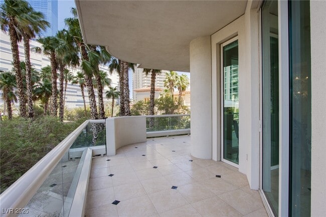 Building Photo - 2857 Paradise Rd Unit 206