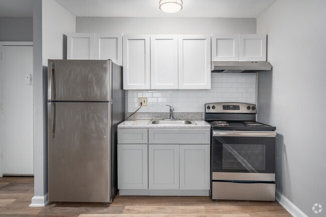 Junior 1BR, 1BA - 615SF - Kitchen