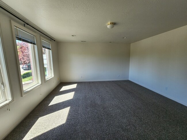 Photo - 462 E St