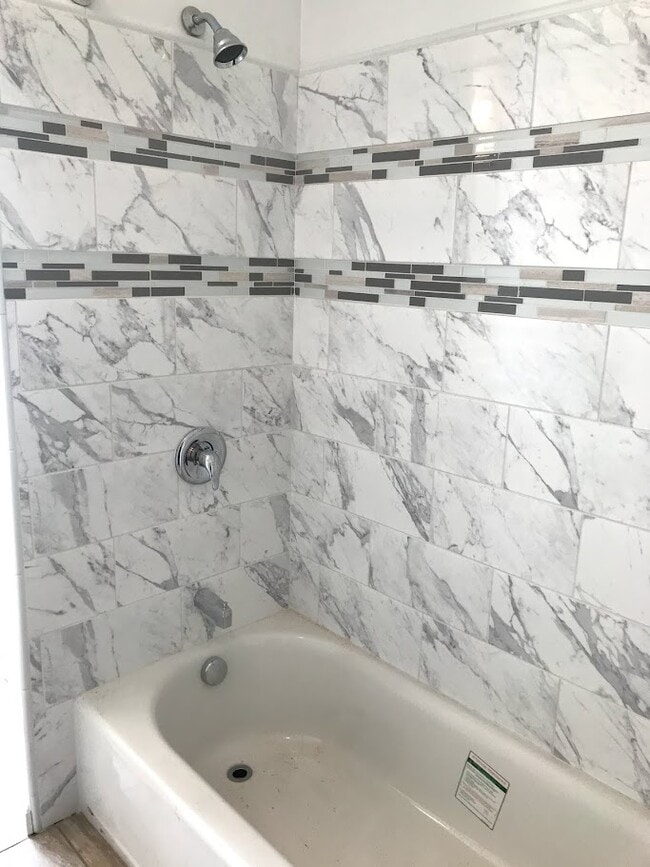 Shower/tub - 430 Pearl St Unit Apt. #2