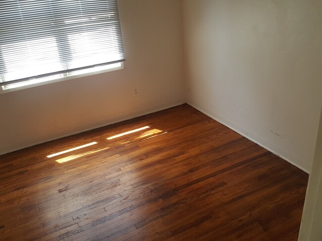Photo - 2051 Emerald St