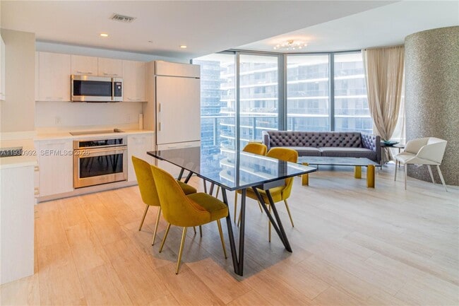 Building Photo - 45 SW 9th St Unit 3601