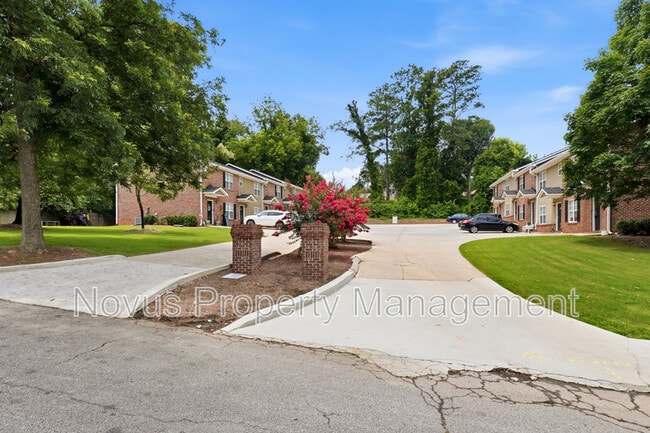 Photo - 525 Lawson St