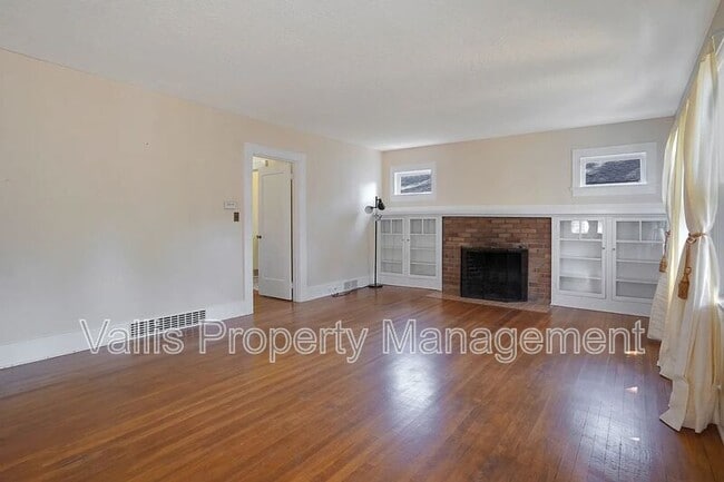Photo - 1760 Winter St SE