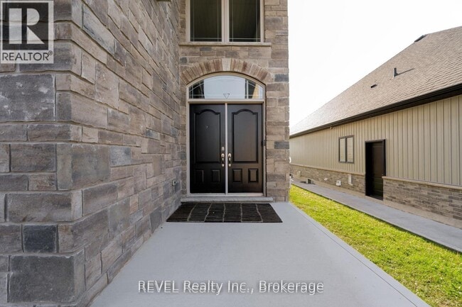 Photo - 202 Viger Dr