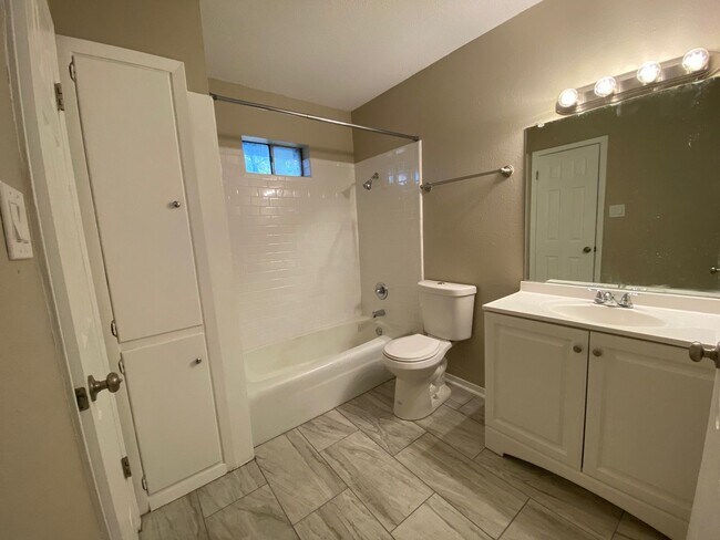 Photo - 1107 N Locust St Unidad 4