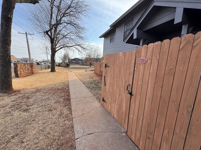 Photo - Fully Furnished 3 bedroom, close to everything! Flexible terms, easy application process!