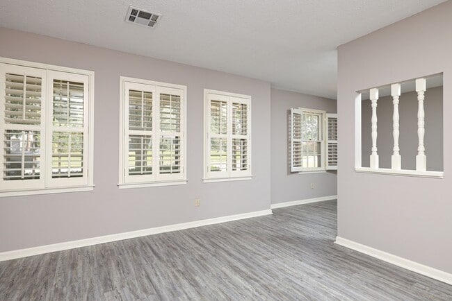 Photo - 620 Sandhurst Dr