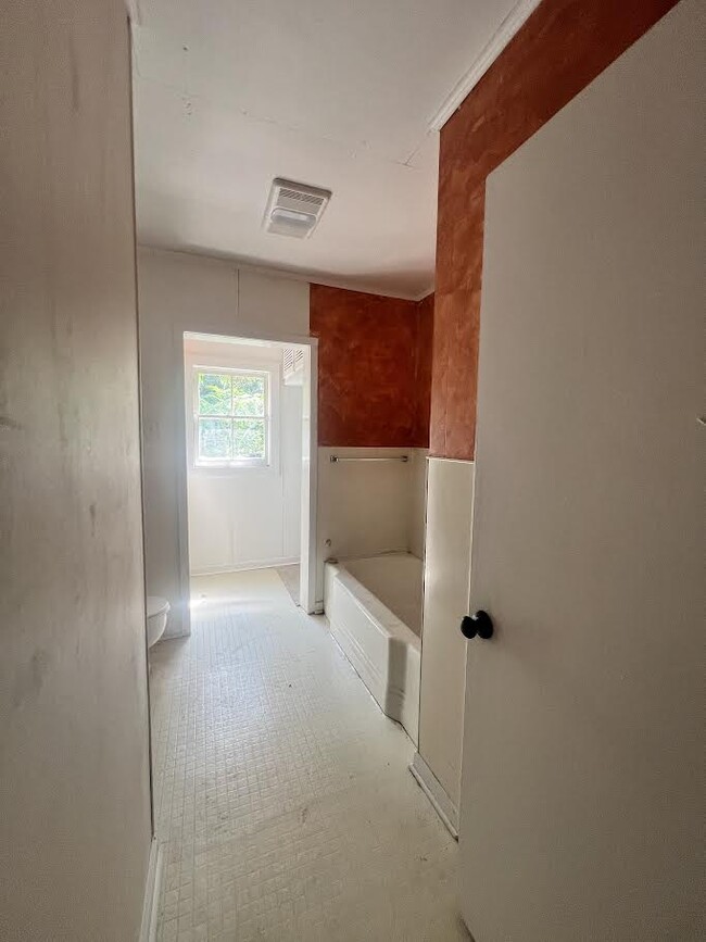 Photo - 304 W Tennis St