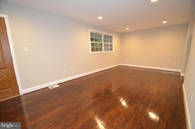 Building Photo - 5200 Kings Park Dr