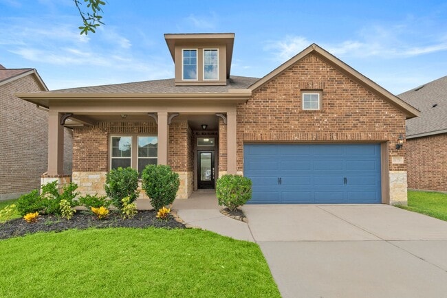 Building Photo - Come visit this beautiful home in the gate...
