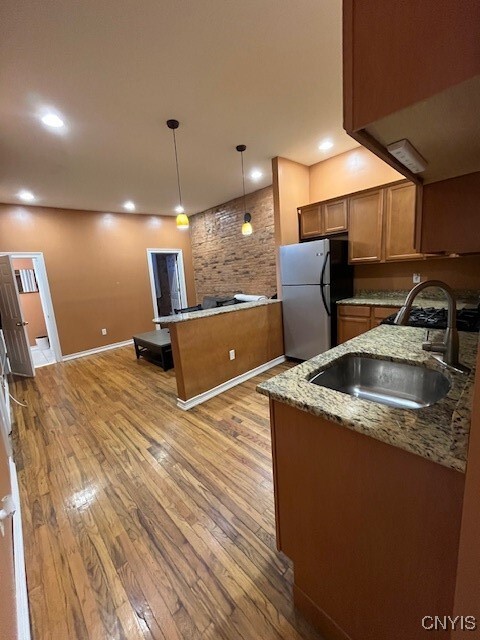 Photo - 2 W Park Row