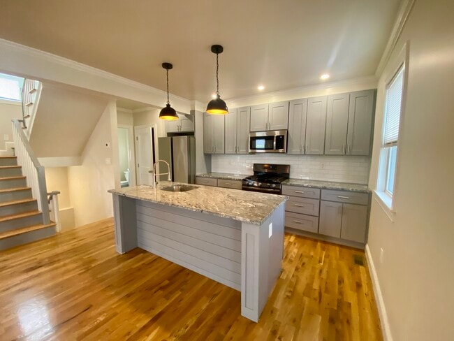 Building Photo - 96 Willis Ave Unit 94 Willis Ave