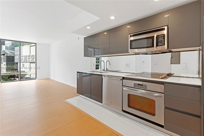 Building Photo - 31 SE 6th St Unit 705