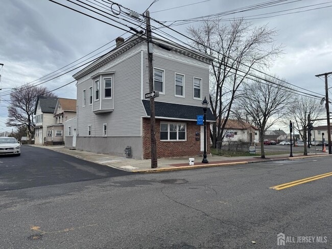 Building Photo - 556 Roosevelt Ave Unit 1