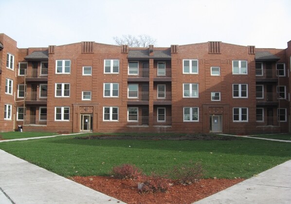 St. Edmund's Court - St. Edmund's Court Apartments