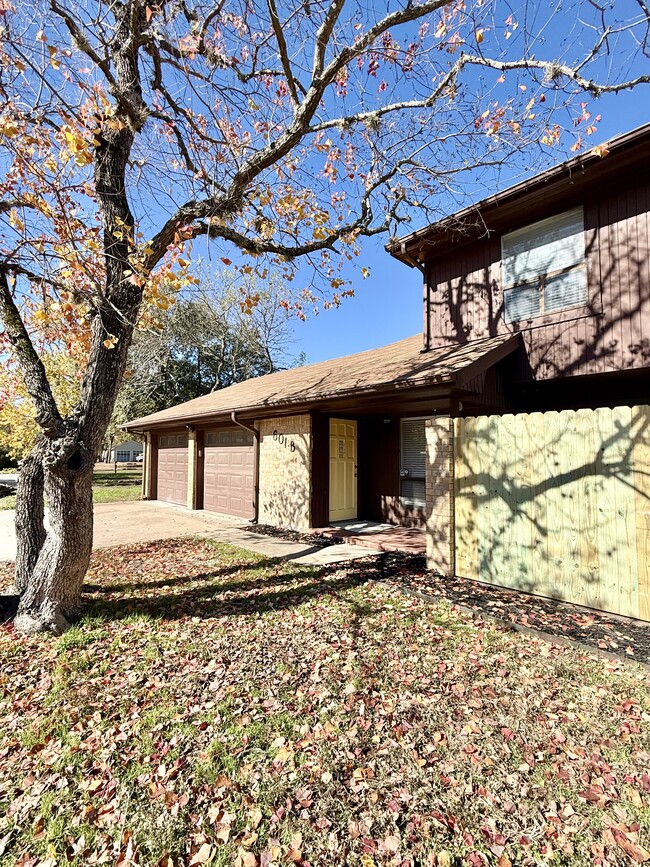 Photo - 601 Cache Cv