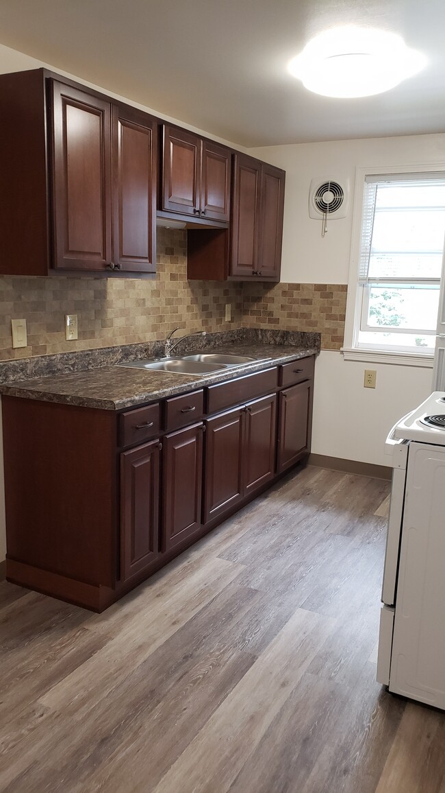 Building Photo - 170 Longmeadow Rd Unit Apt 4
