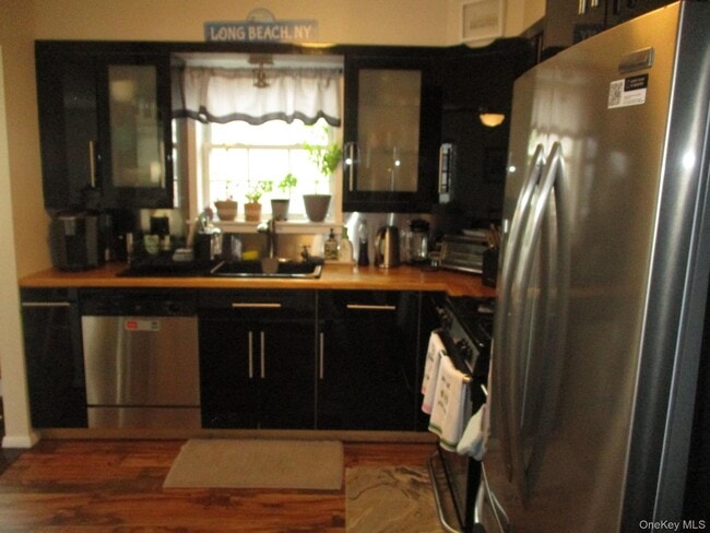 Photo - 353 E Pine St