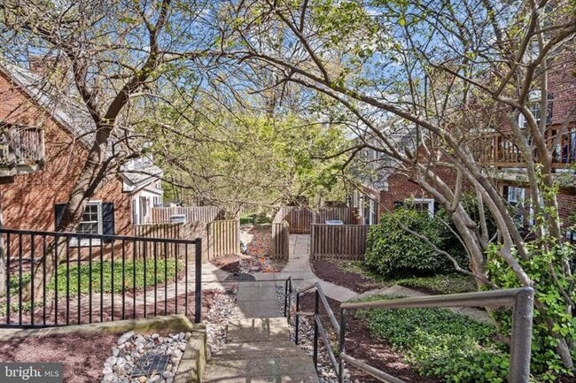 Charming 1-Bedroom Townhouse with 2 Full Baths in Arlington