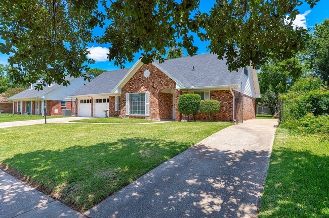 Building Photo - 1554 Westbury Dr