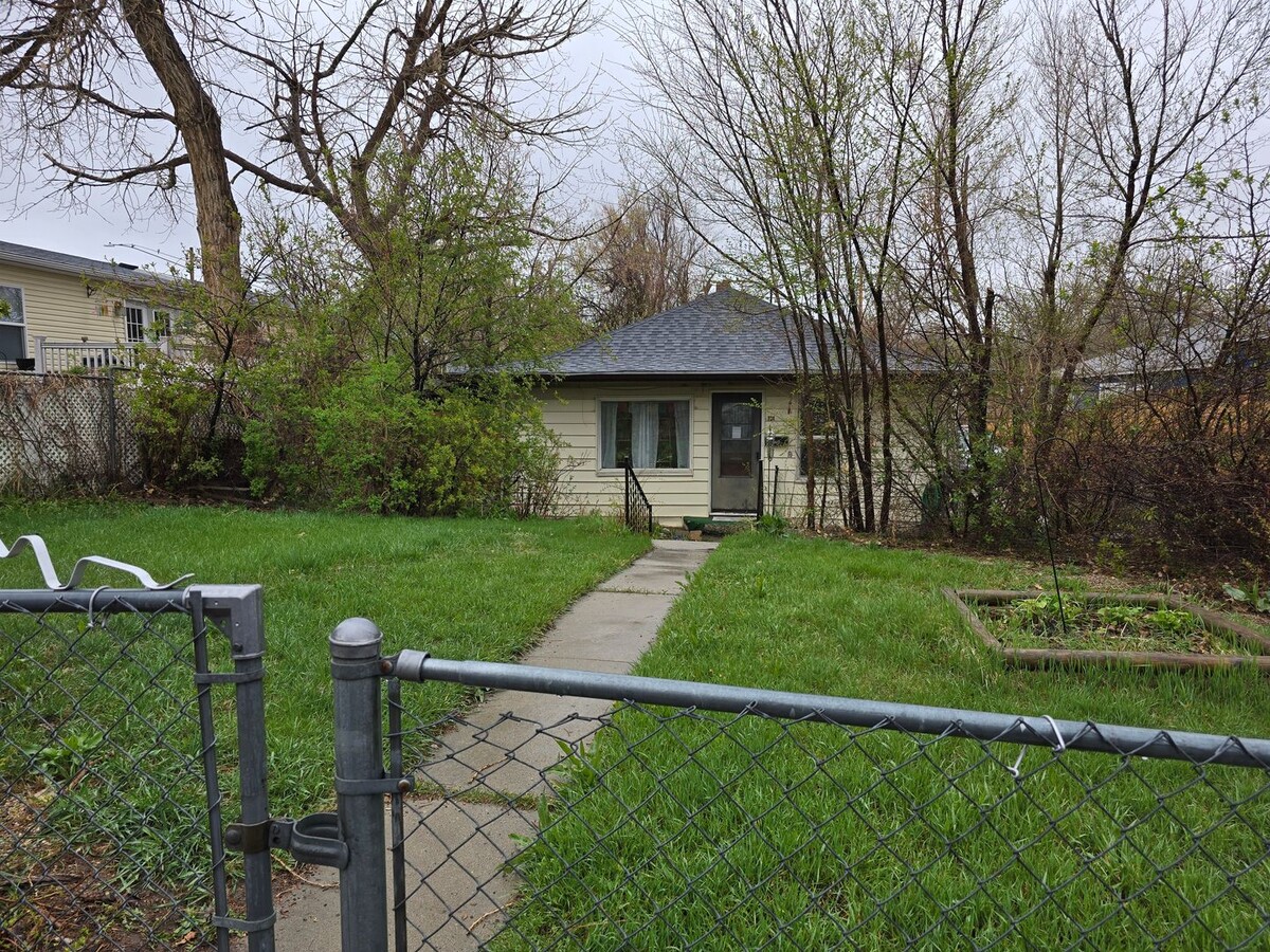 Charming 2 Bedroom W/Garage - Charming 2 Bedroom W/Garage House