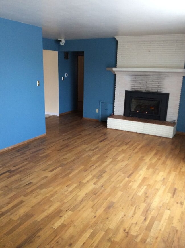 405 B Ave Unit 403 B Ave (upstairs Unit)