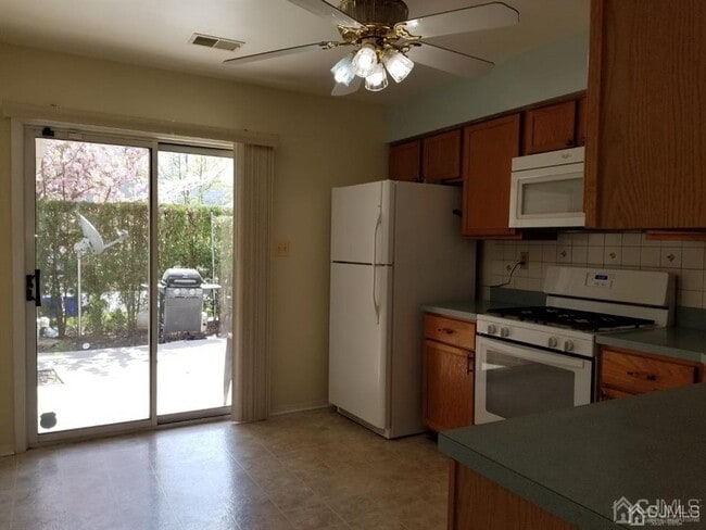 Photo - 121 Sassafras Ct