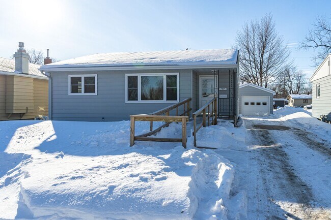 Recently Renovated Large 3 Bedroom Home - Recently Renovated Large 3 Bedroom Home