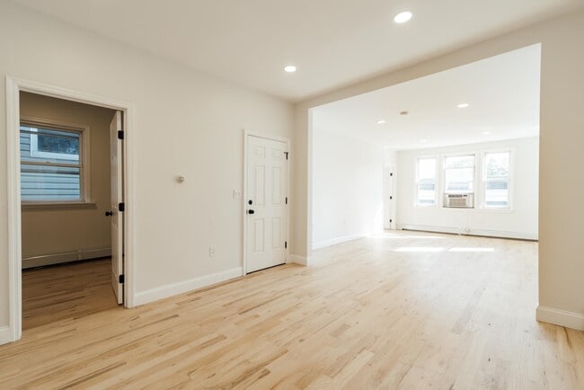 Photo - 27 W 52nd St
