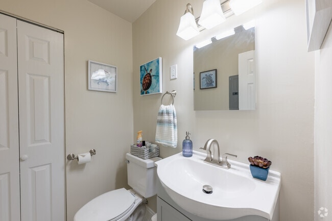 3BR, 1.5BA - 1040SF