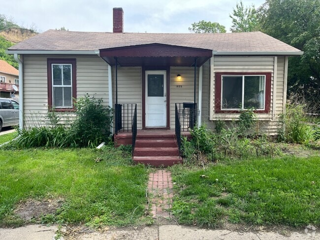 Building Photo - 1425 Pleasant St Rental