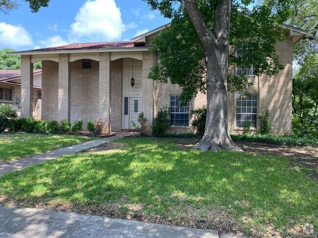 Building Photo - 4 Bedroom Home with Pool!