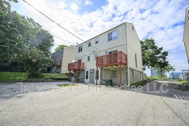 1928 W 36 Ave