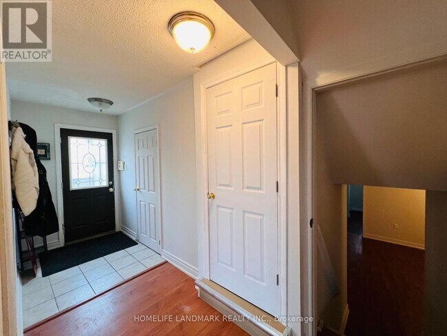 Photo - 1262 Napier Crescent