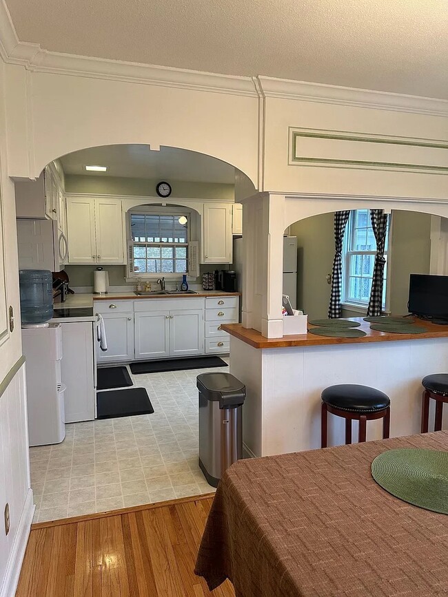 Photo - 1215 Everett St S