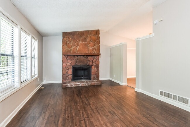 Photo - 1009 Hicksmil Dr SW