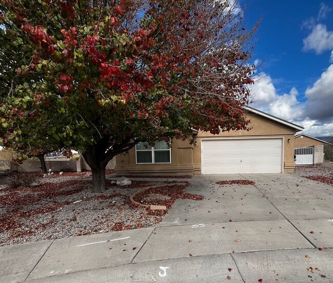 Building Photo - Beautiful 3 bedroom located in S.E. Heights with a HUGE backyard!