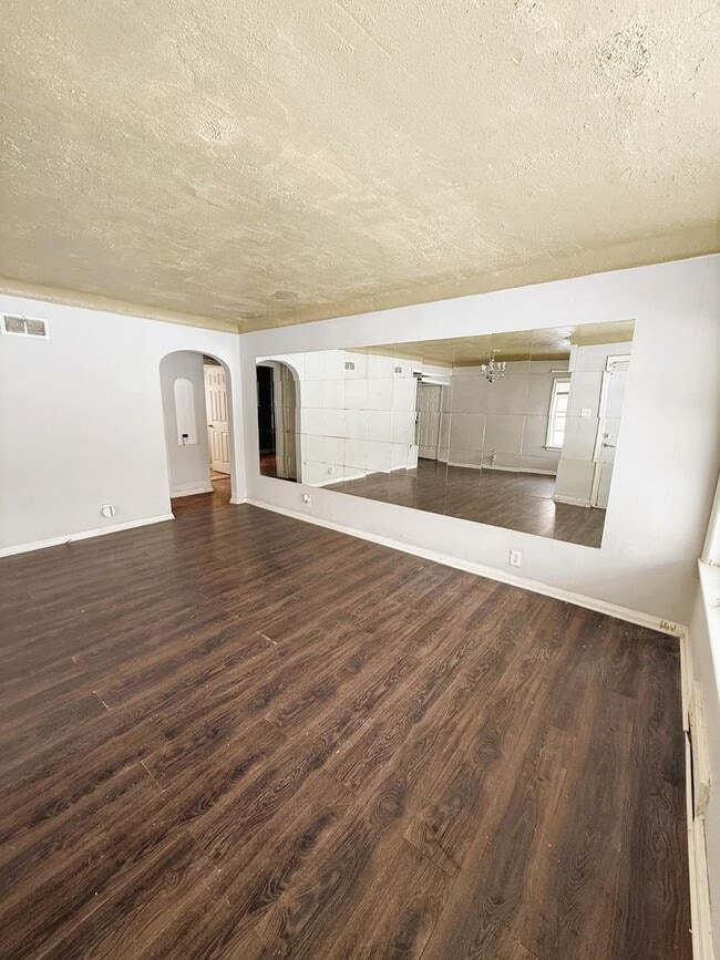 Photo - Spacious 2 Bedroom Rental!