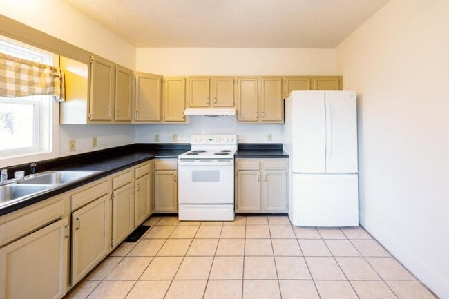 Building Photo - 317 W 4th St