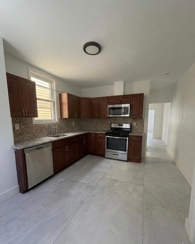 Photo - 132 Bayview Ave