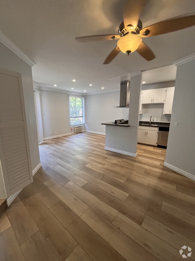 Building Photo - 2107 N Beachwood Dr Unit #208 Rental