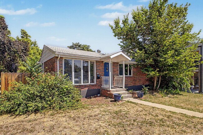 Photo - "Charming 3-Bed Townhouse in Denver's Heart – Spacious 1350 Sq Ft Living!"